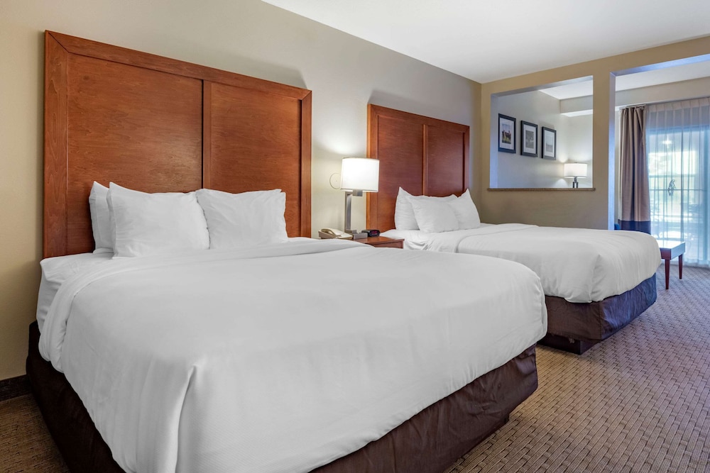 Suite, Non Smoking (2 Queen beds and 2 person Sofa bed) - Photo 7
