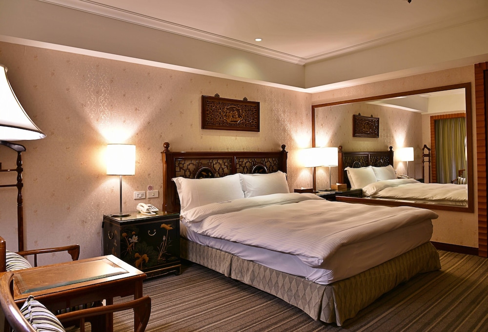Standard Room, 1 Queen Bed photo 3