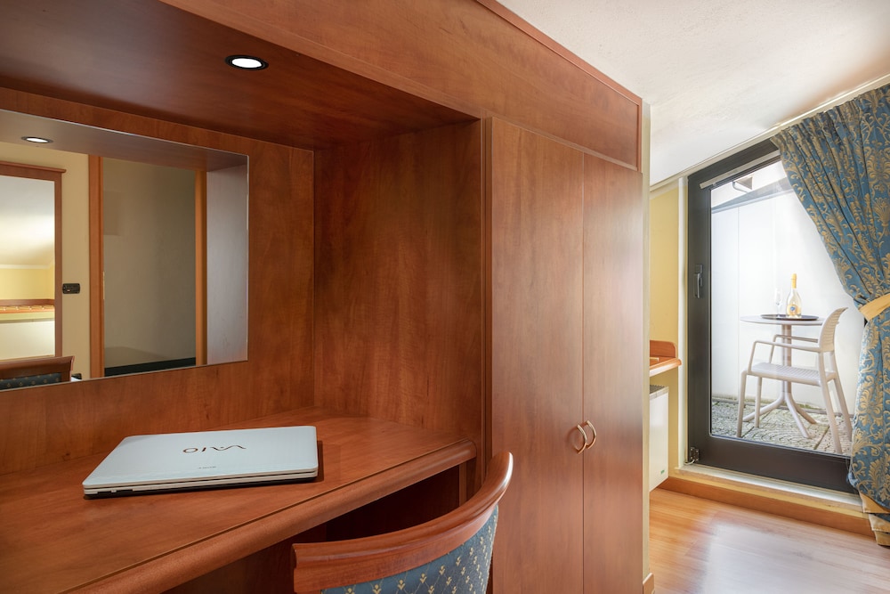 Room, 1 Queen Bed, Balcony, Courtyard Area photo 3