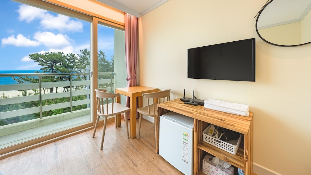 Basic Room, 1 Bedroom (301(Full Ocean View/No cooking)) - Photo 3