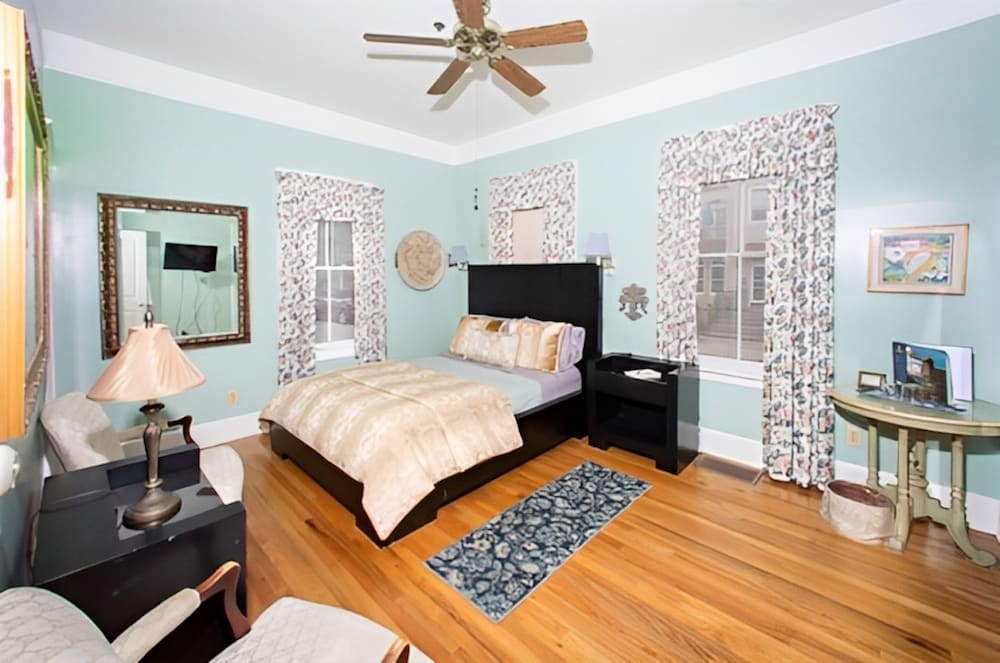 Deluxe Room, 1 Queen Bed, Non Smoking (The Fleur de Lis Room)