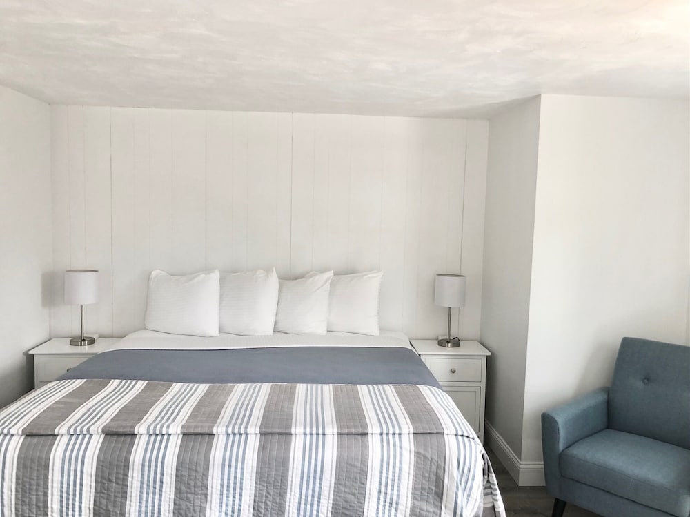 Superior Single Room, 1 King Bed, Non Smoking, Corner photo 2