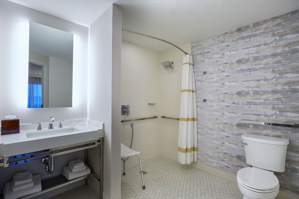 Room, 1 King Bed, Corner (Hearing Accessible) - Photo 7