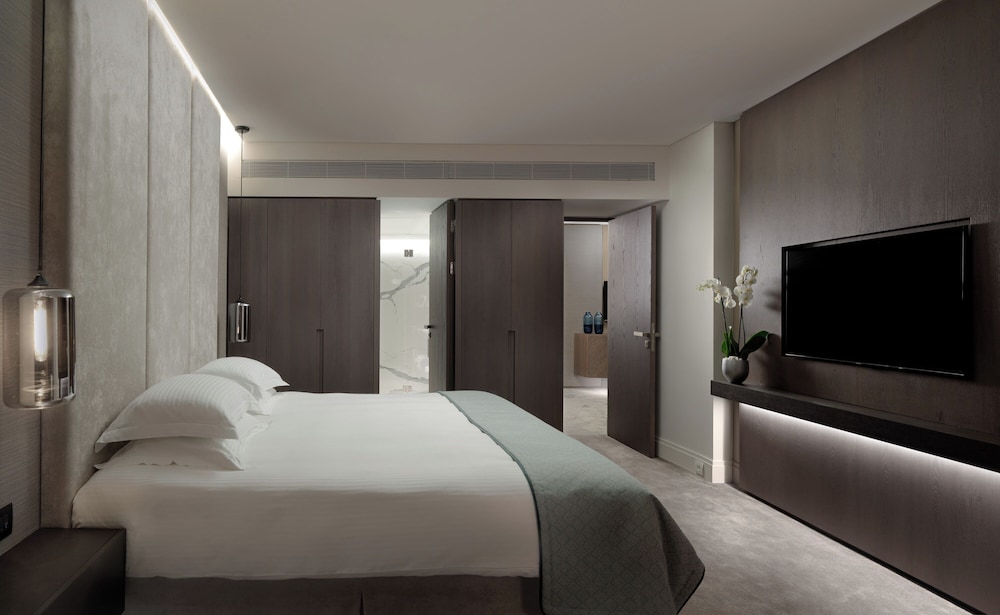Athenian Acropolis View Suite (king or twin beds)