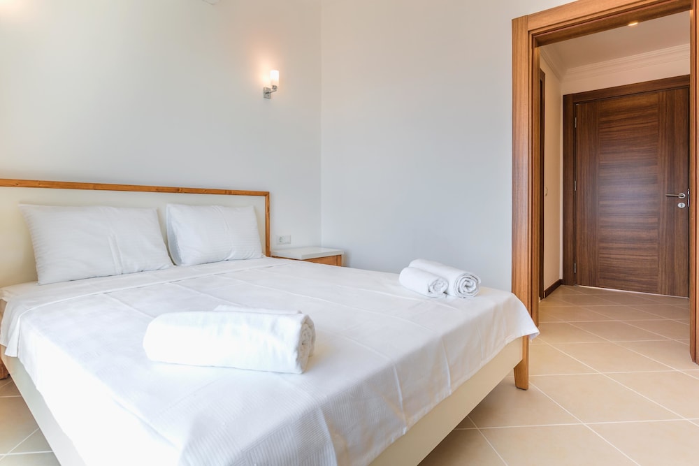 Deluxe Room, 1 Queen Bed, Sea View photo 3
