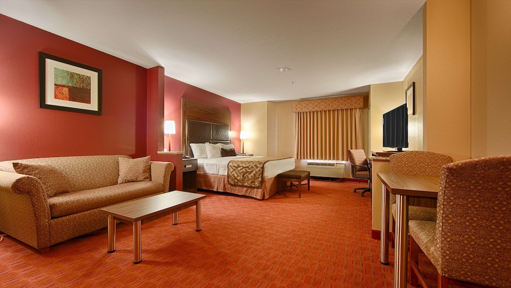 Suite, 1 King Bed, Non Smoking, Refrigerator & Microwave - Photo 1