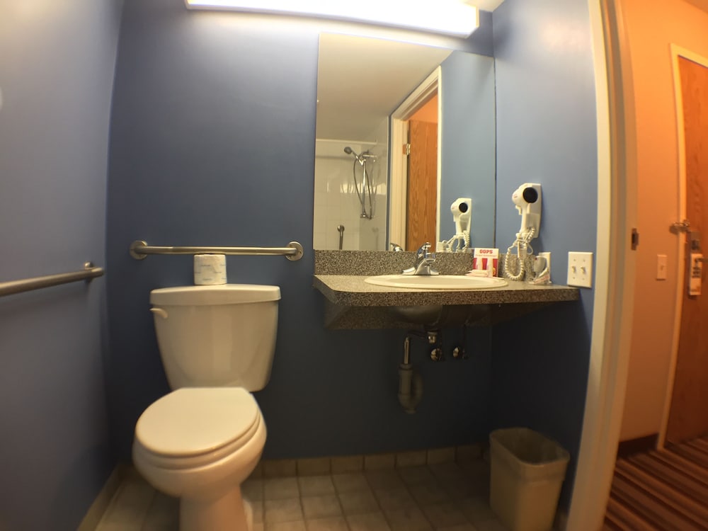 Room, 1 King Bed, Accessible, Non Smoking (Mobility Accessible) - Photo 5