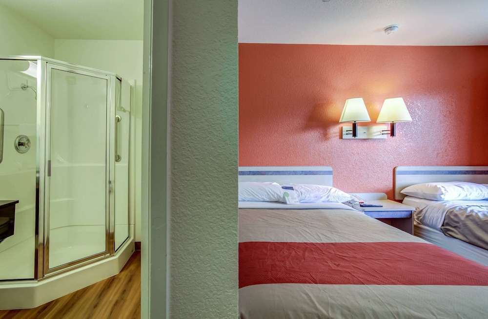 Standard Room, 2 Double Beds, Non Smoking photo 2
