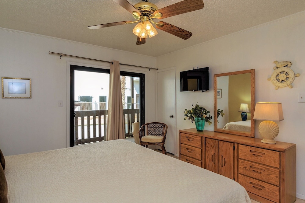 Superior Condo, 1 King Bed with Sofa bed, Balcony, Resort View, photo 6