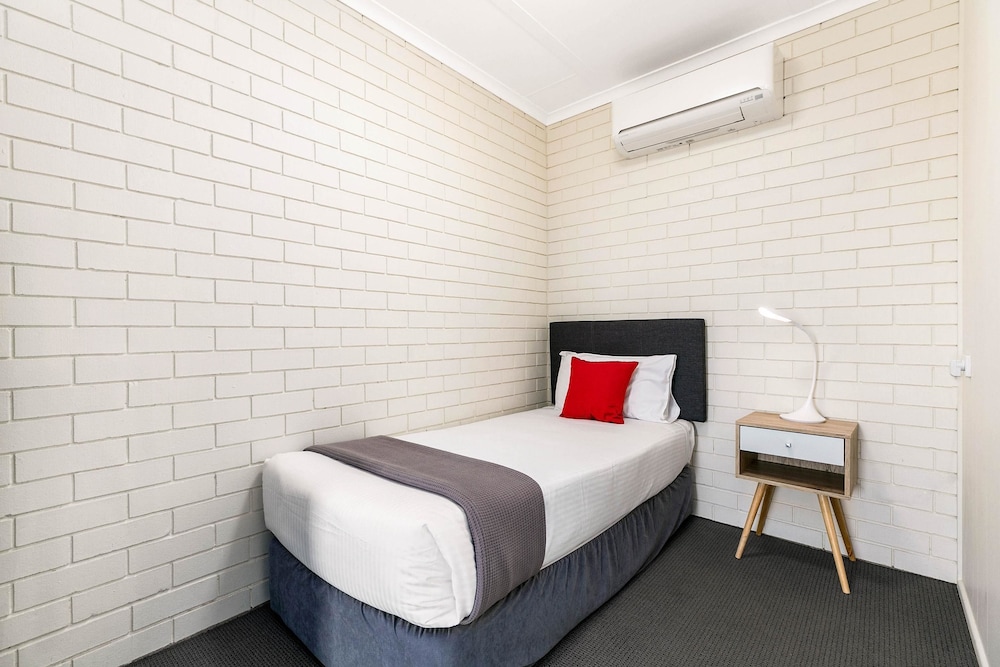Standard Room, Multiple Beds, Non Smoking (Upgrade) - Photo 1