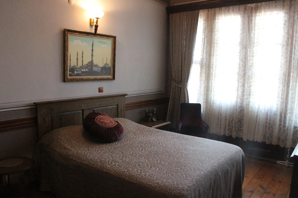 Standard Room, 1 Queen Bed
