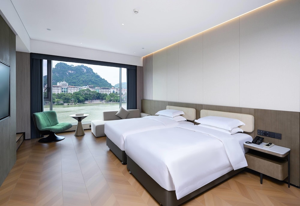 Deluxe Room, 2 Twin Beds, River View