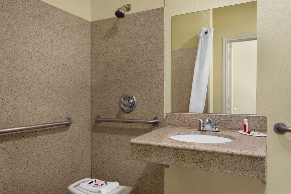Room, 1 King Bed, Accessible, Non Smoking (Mobility, Roll-In Shower) - Photo 5