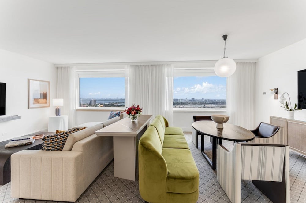 Executive Suite, 1 King Bed thumbnail 6