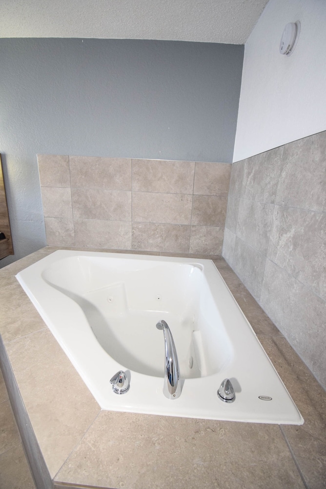 Standard Room, 1 King Bed, Non Smoking, Jetted Tub photo 2