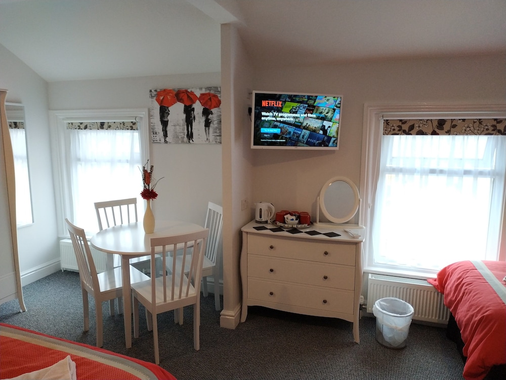 Family Studio Suite (2 Double Beds and 1 Single Bed) photo 2