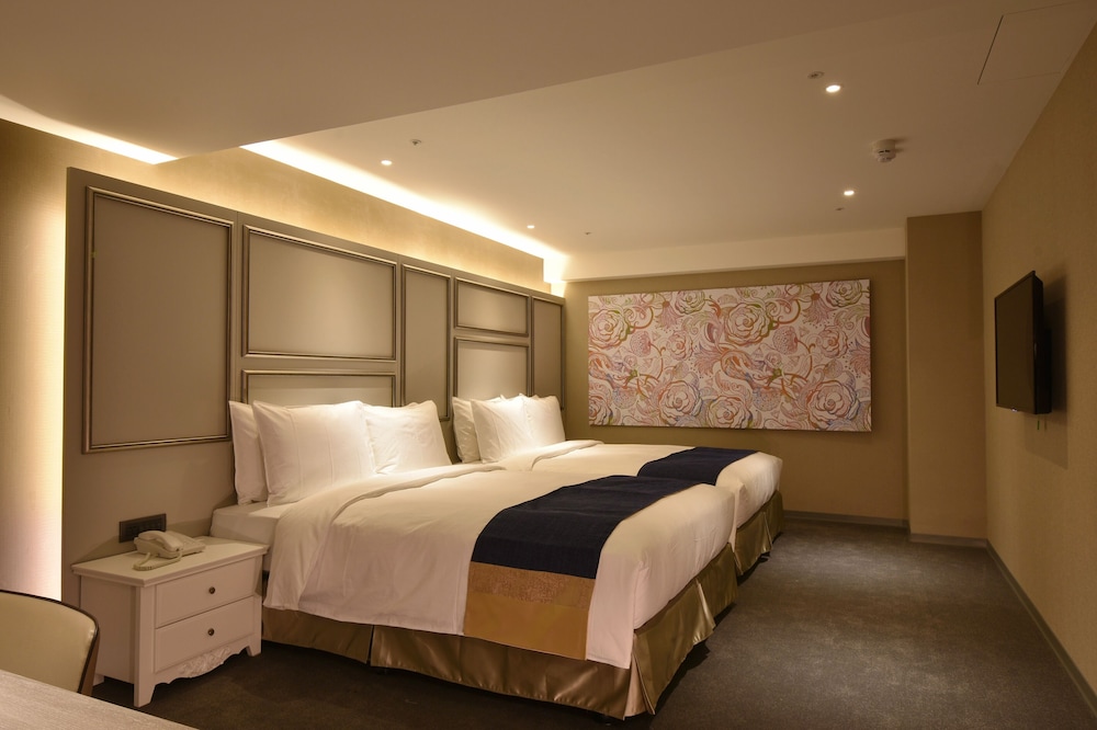 Standard Quadruple Room, 2 Queen Beds, No Windows photo 2