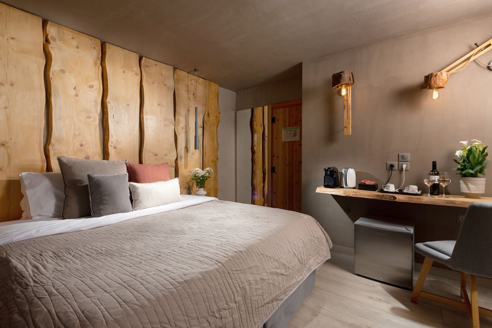 The Wood Junior Suite with Hot Tub photo 1
