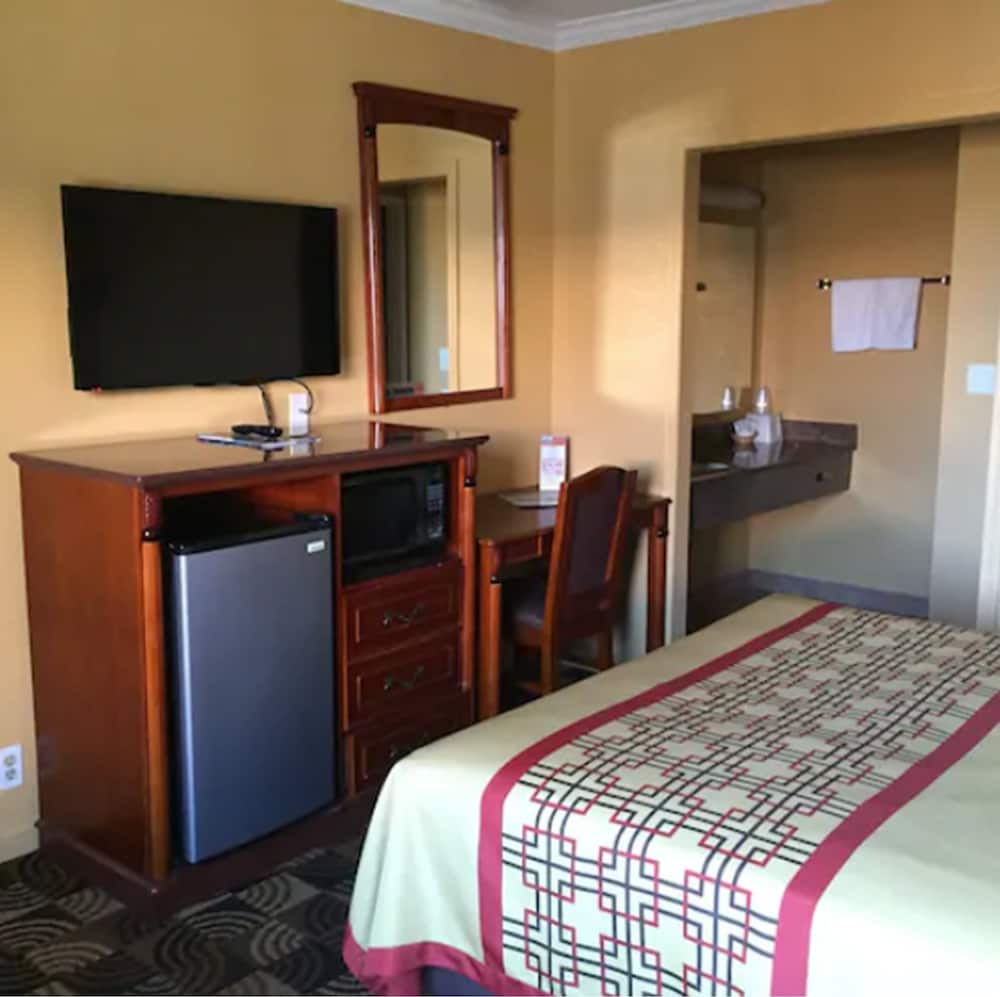 Standard Room, 1 Queen Bed, Accessible, Non Smoking photo 2