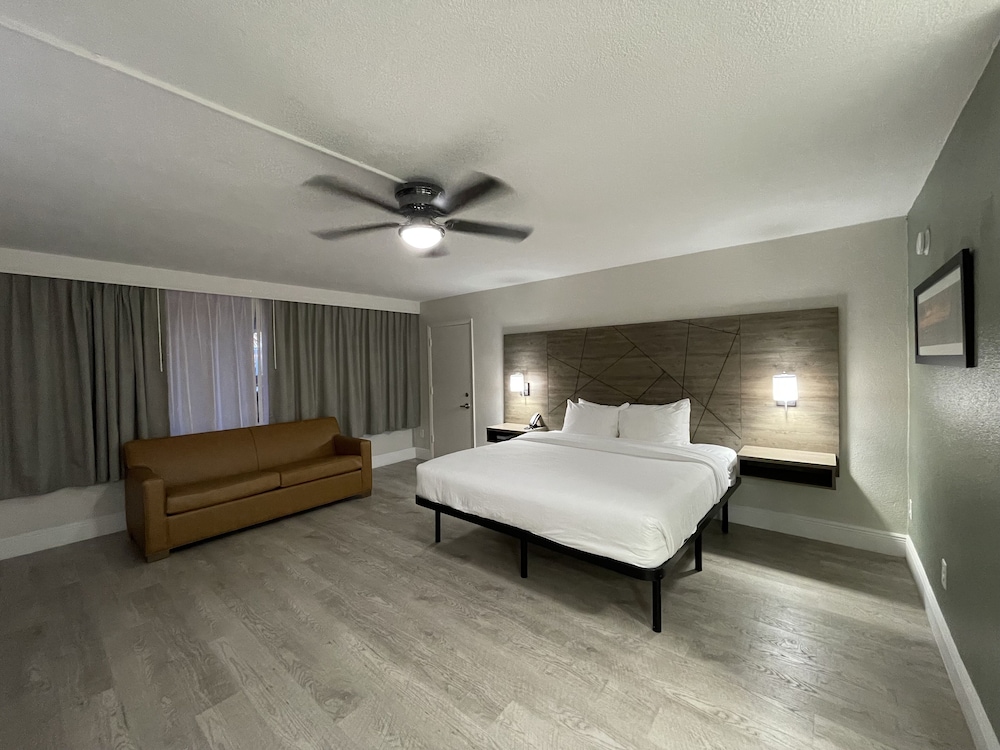 Suite, 1 King Bed, Non Smoking, Hot Tub - Photo 7