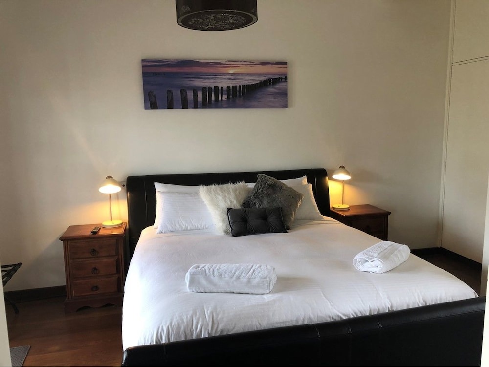 Deluxe Suite, 1 Bedroom, Ensuite, Hill View photo 2