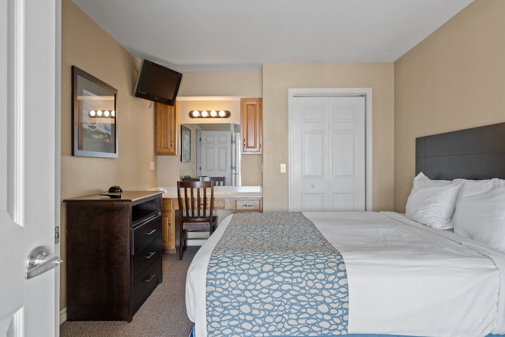 3 -BD Lakefront Luxury Suite Unit 316 photo 3