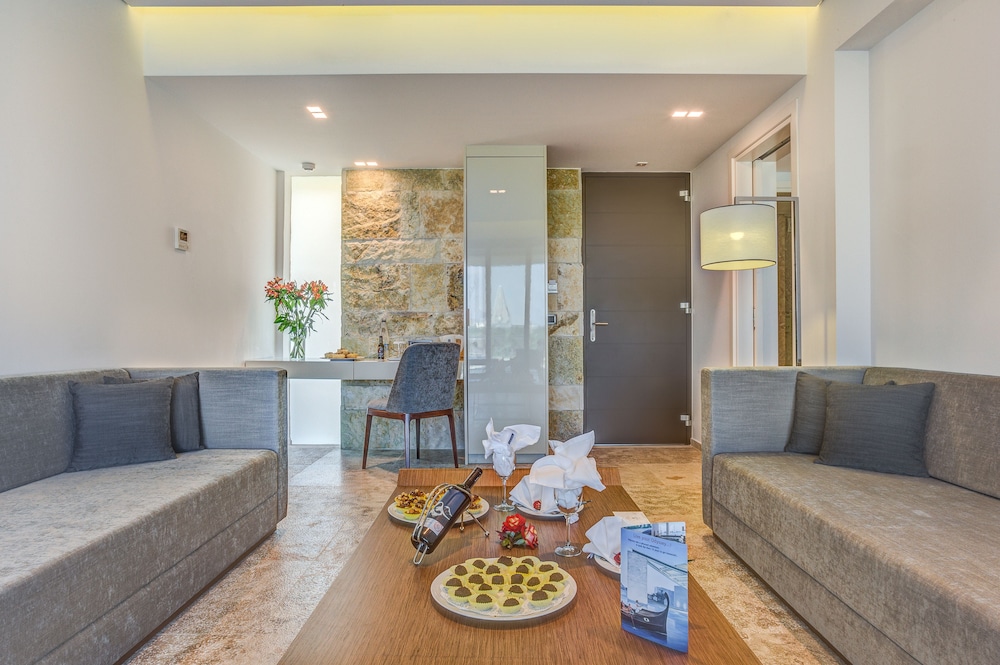 Deluxe Bungalow Suite with Private Pool - Photo 5