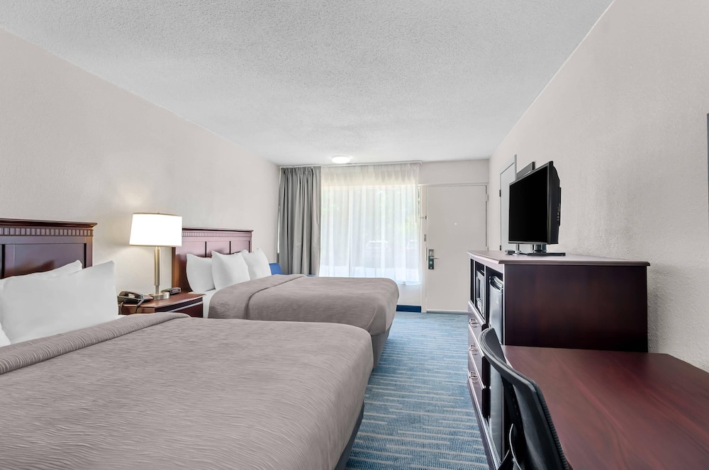 Standard Room, 2 Queen Beds, Non Smoking - Photo 4