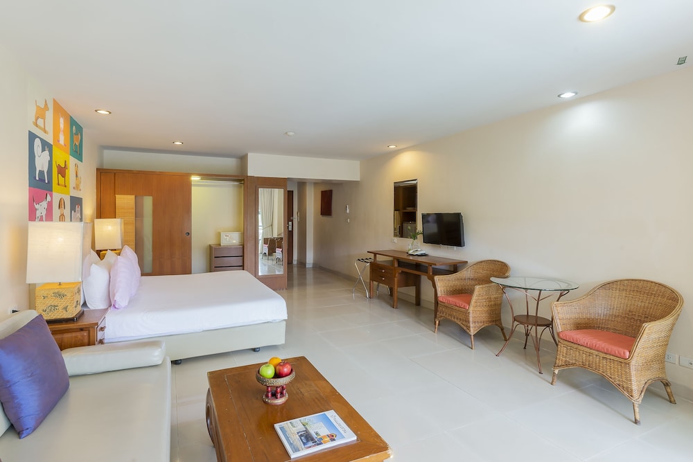Standard Deluxe Room-Pet Friendly - Photo 6