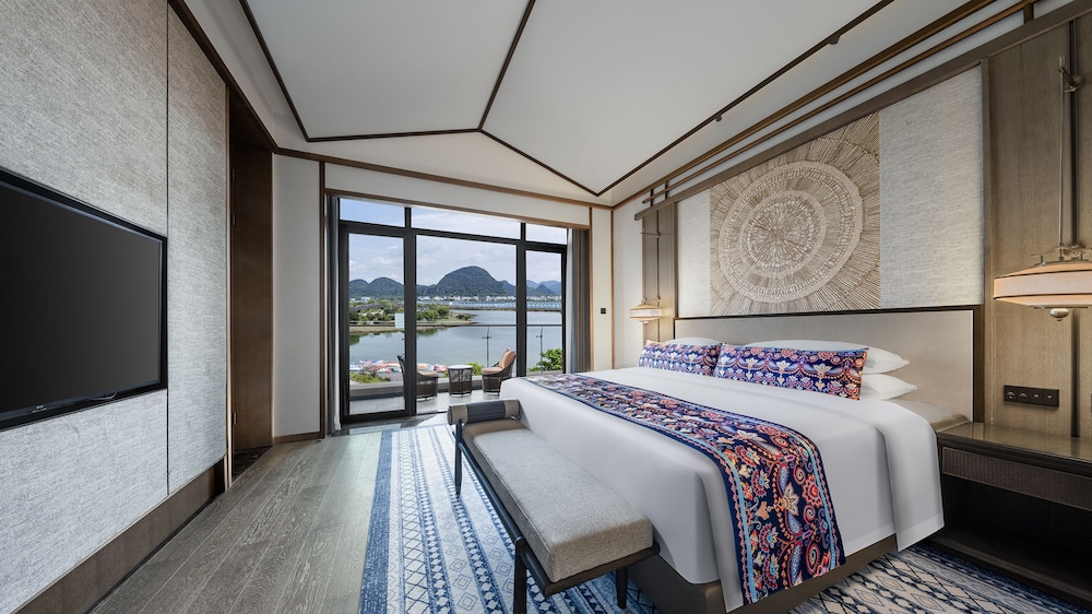Deluxe Suite - Lake View photo 1