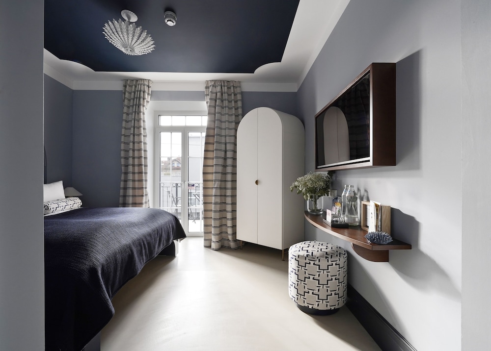 Medium Room with Balcony photo 2