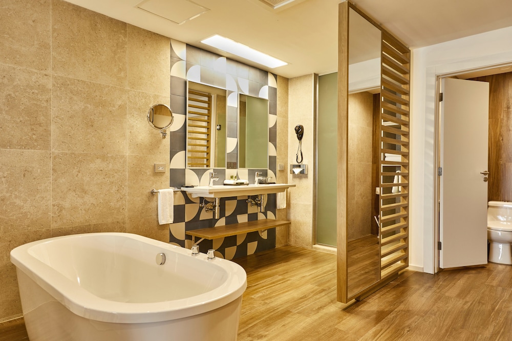 Junior Suite, Connecting Rooms (l)