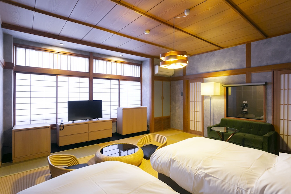 Japanese Western Twin Room with Private Bath photo 1