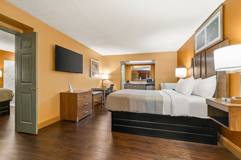 Suite, 1 King Bed, Non Smoking, Jetted Tub - Photo 6