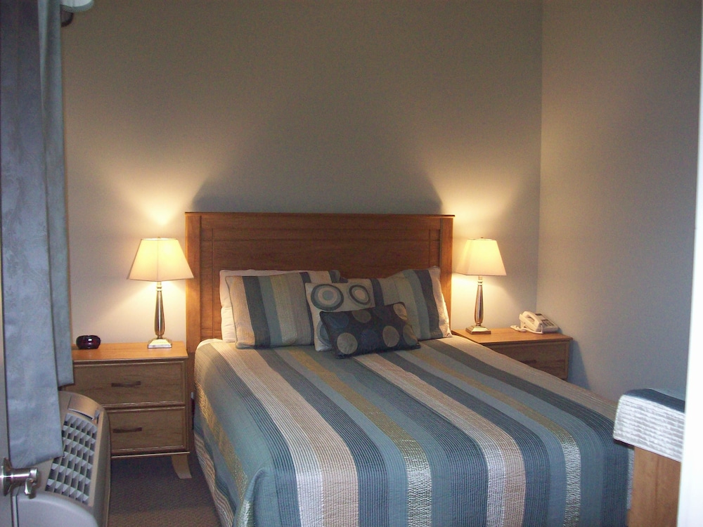 Suite, 1 Queen Bed with Sofa bed, Non Smoking photo 2