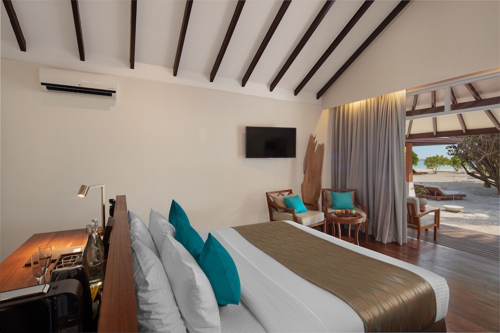 Two Bedroom Deluxe Family Beach Villa with Jacuzzi - Photo 3