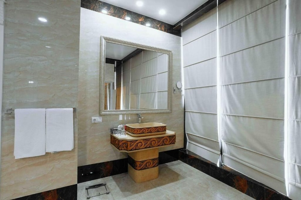 Suite, 1 King Bed, Non Smoking (Vip Suite) - Photo 3