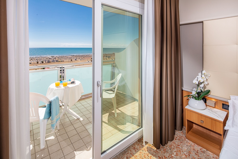 Classic Triple Room, Sea View - Photo 8