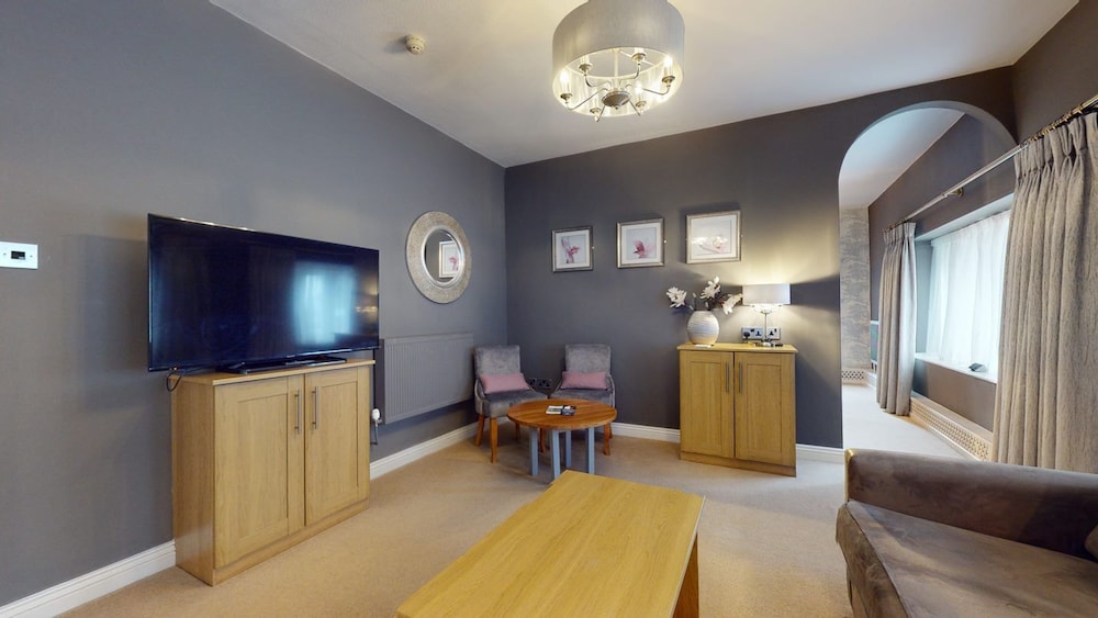 Suite - Photo 11