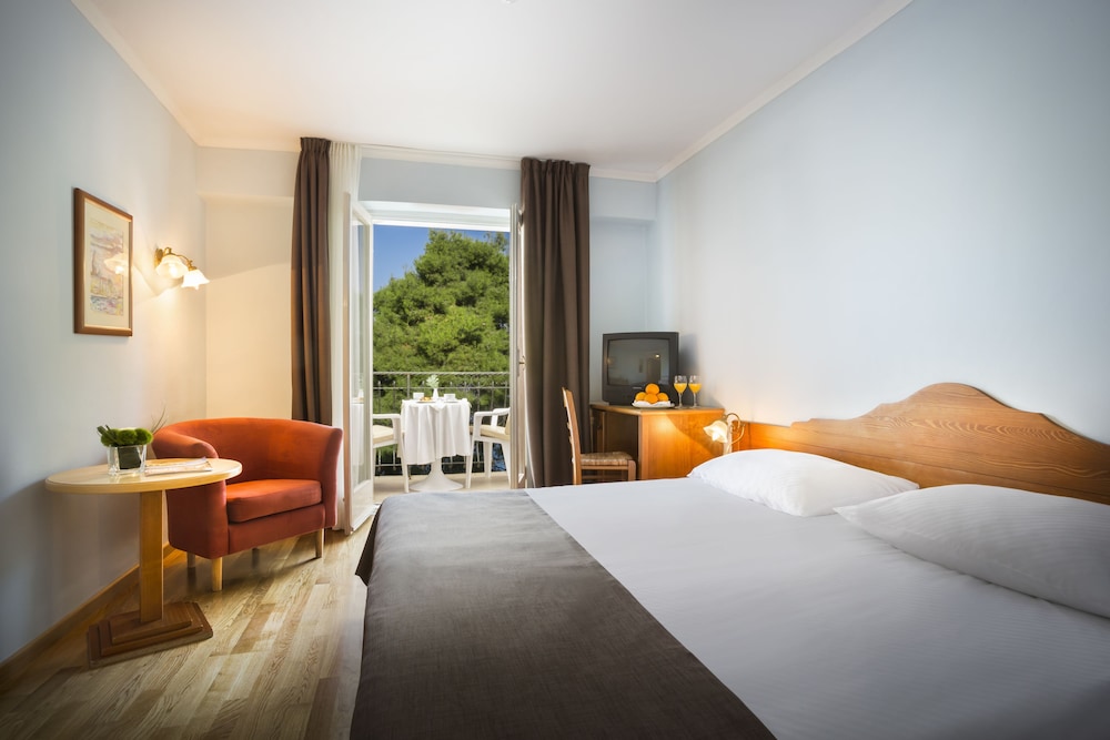 Standard Double or Twin Room - Photo 1