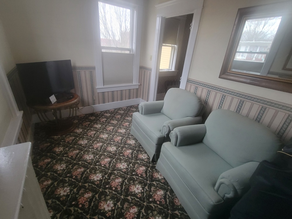Premium Suite, 1 King Bed, Non Smoking, Private Bathroom photo 3