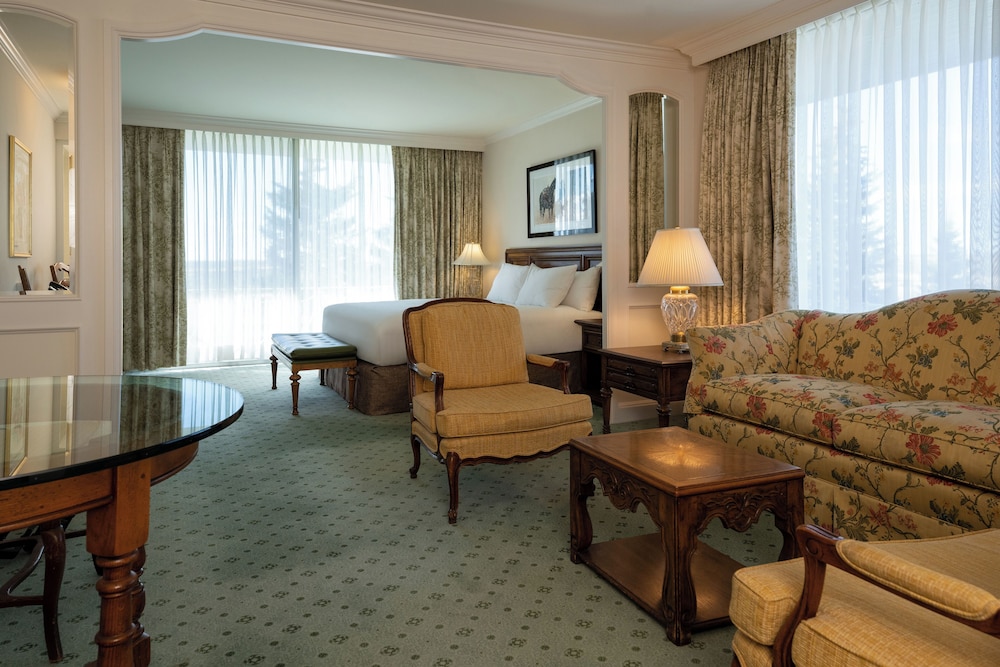 Deluxe Room, 1 King Bed photo 3