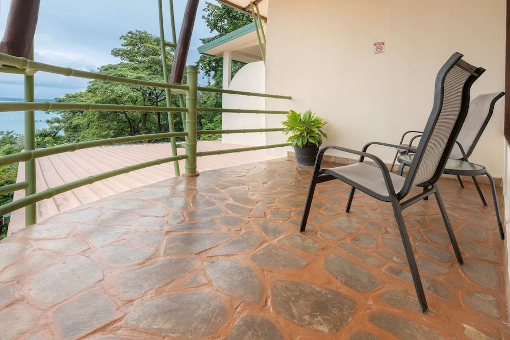Deluxe Comfort Suite with Ocean View - Photo 2