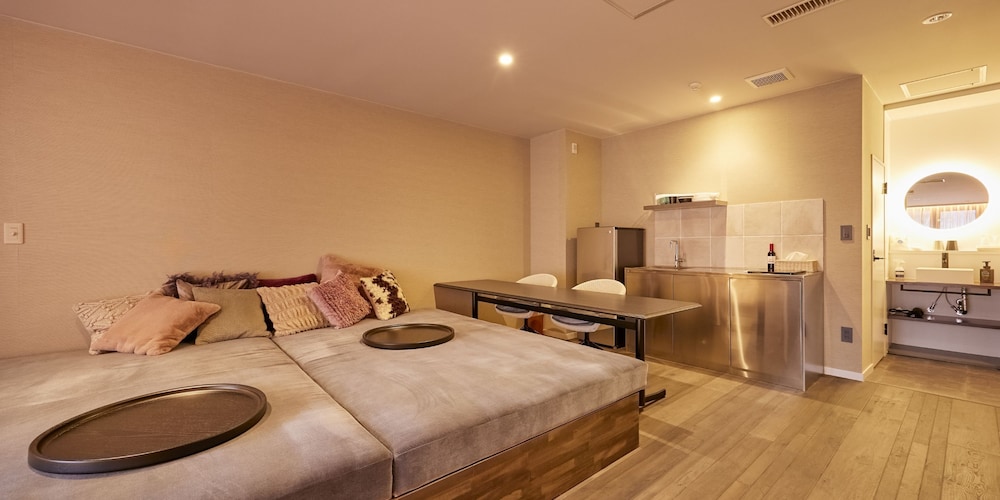 Basic Condo, 5 Bedrooms, Balcony