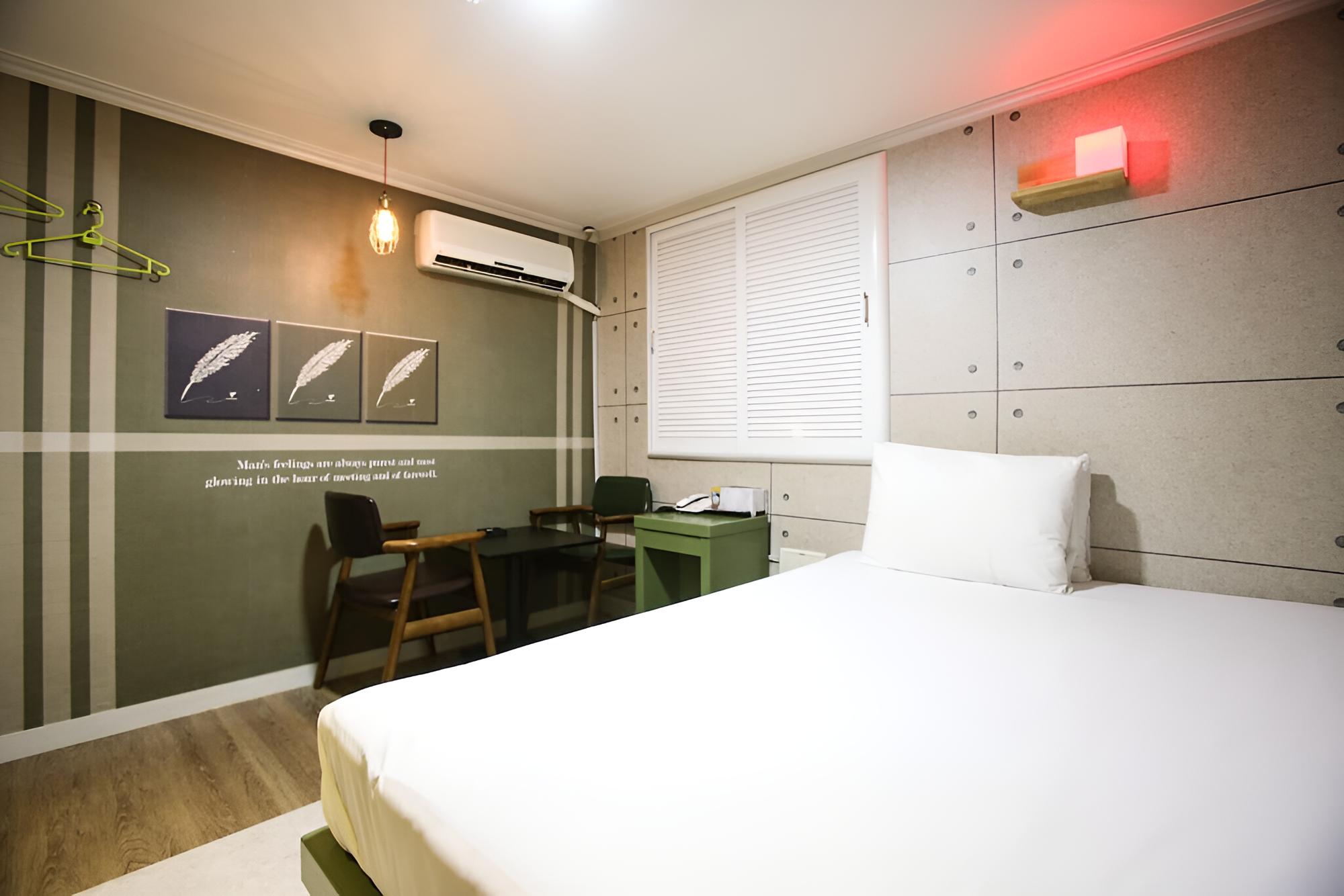 Room (Standard Room A (Free viewing of Netf) - Photo 12