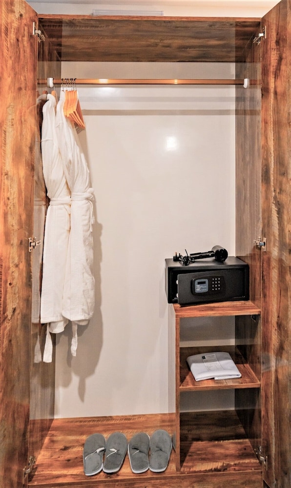 Deluxe Room - Photo 7