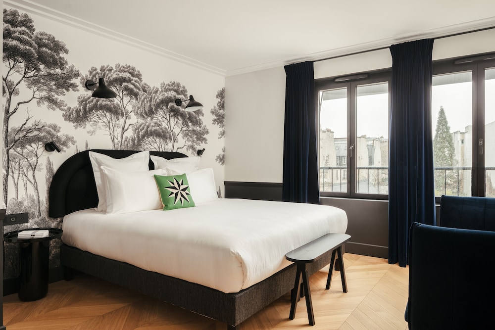 3-BR Prestige Apartment Terrace Eiffel Tower view photo 3