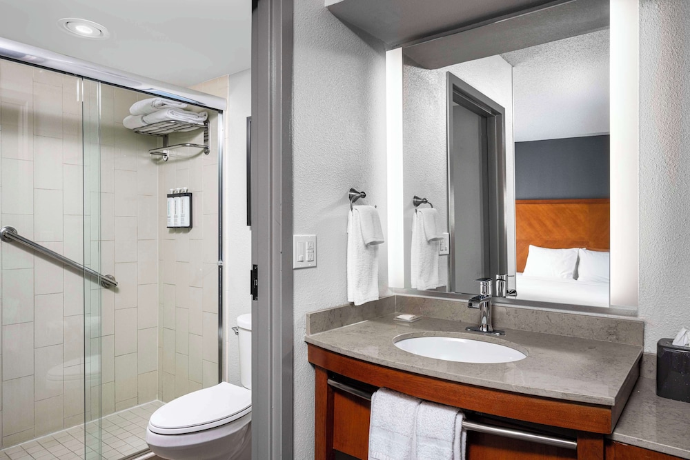 Room, 2 Double Beds - Photo 9