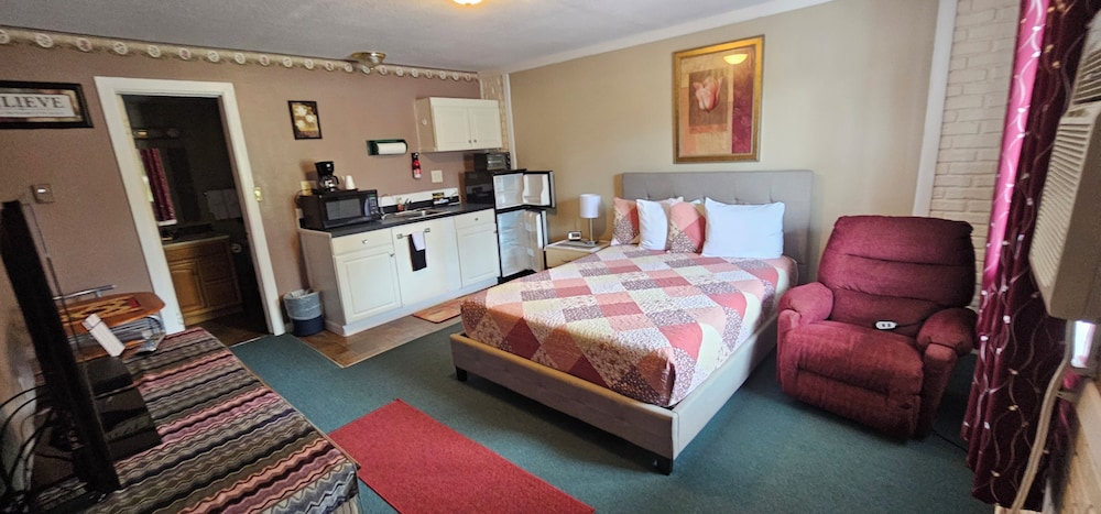 Standard Studio, 1 Queen Bed, Shower Grab Bars, Ground Floor photo 1