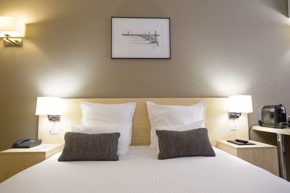 Comfort Room, 1 Queen Bed, Non Smoking (Converts To 2 Twin Beds) thumbnail 6